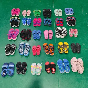 Zapatos sandalias de punta abierta para niños usados ​​